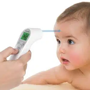 En baby, der ligger på maven, får målt sin temperatur med et Microlife NC 200 pandetermometer.